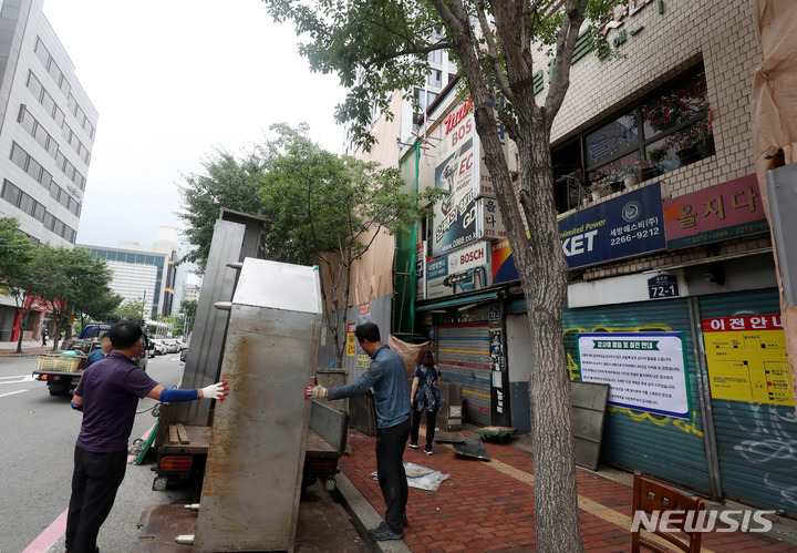 [서울=뉴시스] 추상철 기자 = 37년 동안 서울의 평양냉면 맛집으로 자리 잡아 온 을지면옥이 영업 종료됐다. 26일 오후 서울 중구 을지면옥에서 집기류가 가게 밖으로 옮겨 지고 있다. 2022.06.26. scchoo@newsis.com