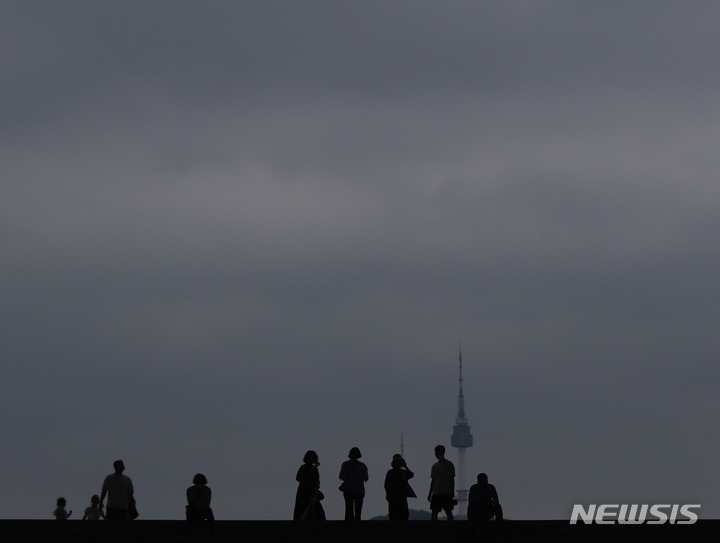 [서울=뉴시스] 추상철 기자 = 장마전선이 북상해 중부지방에 장맛비가 예고된 26일 오후 서울 용산구 국립중앙박물관에서 바라본 하늘이 잔뜩 흐려 있다. 2022.06.26. scchoo@newsis.com