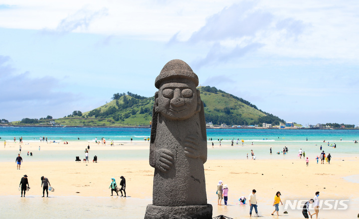 [제주=뉴시스] 우장호 기자 = 제주 북부와 동부 지역에 첫 폭염주의보가 발효된 26일 오후 제주시 한림읍 금능해수욕장을 찾은 피서객들이 물놀이를 하며 더위를 식히고 있다. 기상청에 따르면 전날 밤 제주의 밤 최저기온은 25.1도를 기록해 올해 첫 열대야 현상도 관측됐다. 이는 지난해 같은 기간보다 열흘 빠른 것이다. 2022.06.26. woo1223@newsis.com