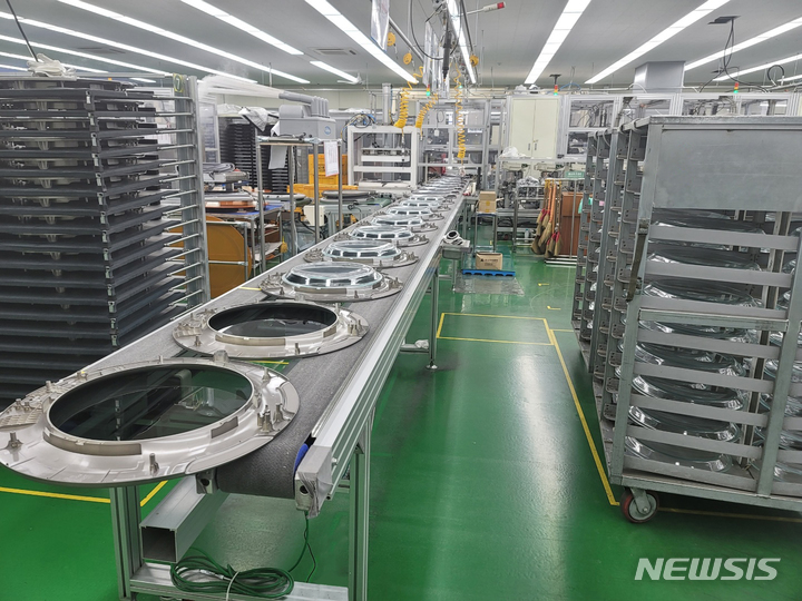 [서울=뉴시스]LG유플러스는 전자부품 제조 기업인 동진테크윈에 AI비전검사 구축 사업을 수주했다고 27일 밝혔다. 사진은 LG유플러스의 AI비전검사가 도입될 동진테크윈의 창원사업부의 내부 모습. (사진=LG유플러스 제공)