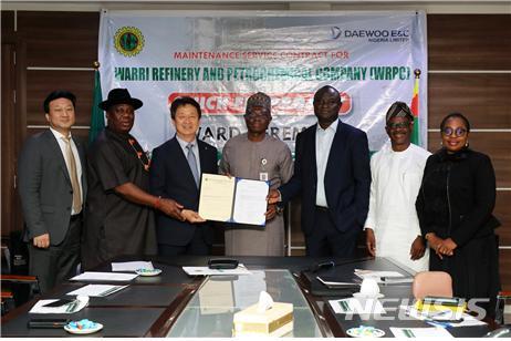 [서울=뉴시스] 백정완 대우건설 대표이사(왼쪽에서 3번째)와 무스타파 야쿠부(Mr. Mustapha Yakubu) NNPC 정유부문장(왼쪽에서 4번째) 등 나이지리아측 인사들이 계약 체결 후 기념 촬영을 하고 있다. (사진=대우건설 제공)