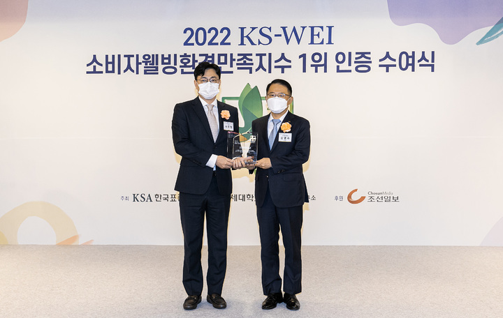 [서울=뉴시스=KCC 서호영 이사(왼쪽)가 소비자웰빙환경만족지수 창호재 부문 수상 후 국제표준협회 강명수 회장과 기념촬영을 하고 있다. (사진=KCC 제공) *재판매 및 DB 금지