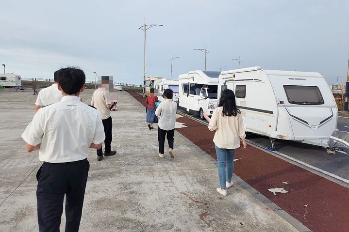 [제주=뉴시스] 제주도 자치경찰단과 제주시 관광진흥과 숙박업소점검팀이 합동 점검을 하고 있다. (사진=제주도 자치경찰단 제공) 2022.06.27. photo@newsis.com *재판매 및 DB 금지