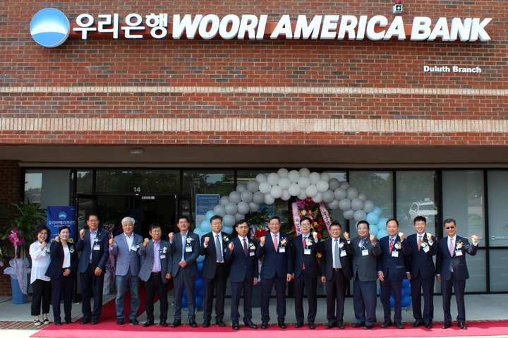 24일(현지시각) 우리아메리카은행의 미국 조지아주 둘루스지점 개점행사에 참석한 신현석 우리아메리카법인장(오른쪽 일곱 번째), 박윤주 애틀란타영사관 총영사(오른쪽 여섯 번째), 이홍기 애틀란타 한인회 회장(오른쪽 다섯 번째), 박선 애틀란타 한인상공회의소 회장(오른쪽 세 번째)과 관계자들이 기념촬영을 하고 있다. *재판매 및 DB 금지