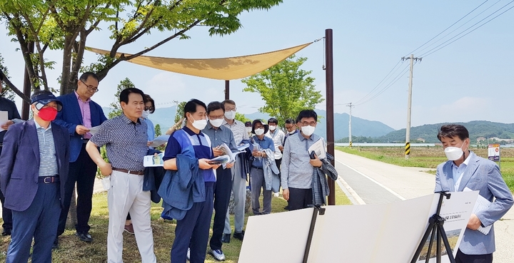 [제천=뉴시스] 의림지뜰 자연치유특구사업 현장 둘러보는 제천시장직 인수위원들. (사진=인수위 제공) photo@newsis.com *재판매 및 DB 금지