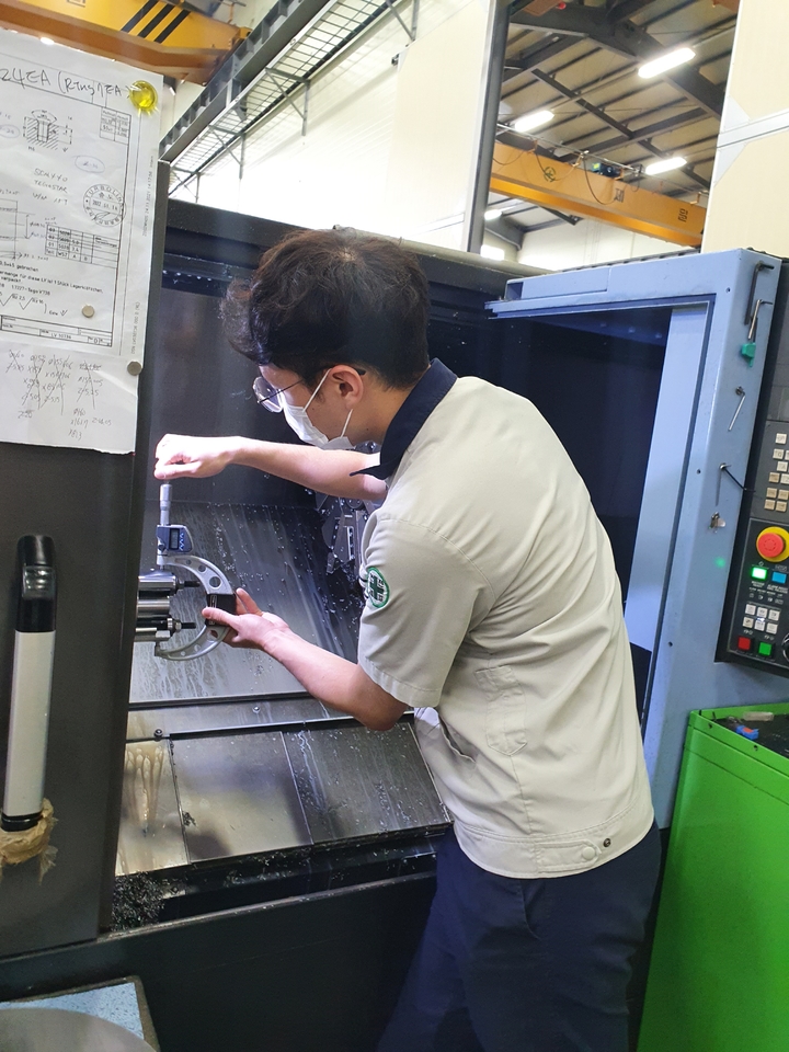 [창원=뉴시스] 강경국 기자 = 경남 김해시 소재 ㈜터보링크 직원인 양혁준(26)씨가 근무하는 모습. (사진=경남지방병무청 제공). 2022.06.27. photo@newsis.com *재판매 및 DB 금지