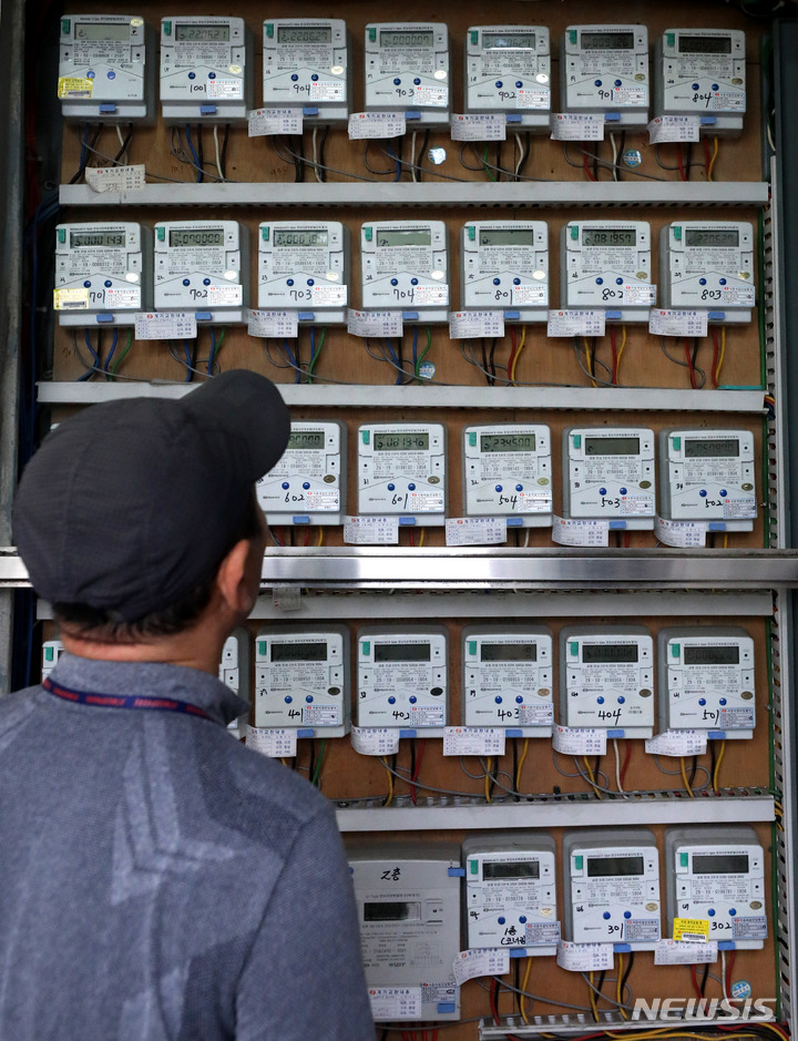 [서울=뉴시스] 추상철 기자 = 3분기 전기요금 연료비 조정단가를 발표하는 27일 오후 서울 시내 한 오피스텔에서 시민이 전기계량기를 살펴보고 있다. 2022.06.27. scchoo@newsis.com