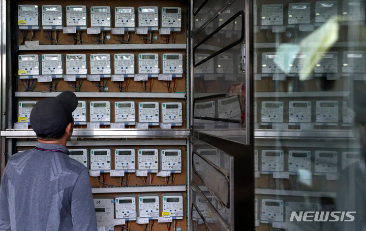 [서울=뉴시스] 추상철 기자 = 3분기 전기요금 연료비 조정단가 발표가 예정된 27일 오후 서울 시내 한 오피스텔에서 시민이 전기계량기를 살펴보고 있다. 2022.06.27. scchoo@newsis.com