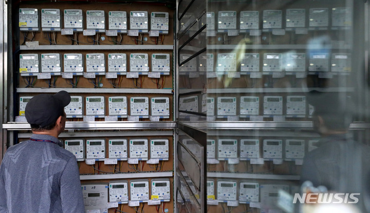 [서울=뉴시스] 추상철 기자 = 3분기 전기요금 연료비 조정단가 발표가 예정된 27일 오후 서울 시내 한 오피스텔에서 시민이 전기계량기를 살펴보고 있다. 2022.06.27. scchoo@newsis.com