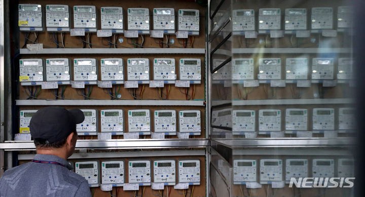 [서울=뉴시스] 추상철 기자 = 3분기 전기요금 연료비 조정단가 발표가 예정된 27일 오후 서울 시내 한 오피스텔에서 시민이 전기계량기를 살펴보고 있다. 2022.06.27. scchoo@newsis.com