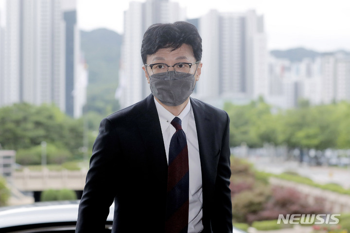 [과천=뉴시스] 최동준 기자 = 한동훈 법무부 장관이 27일 경기 과천시 법무부 청사로 출근하고 있다. 2022.06.27. photocdj@newsis.com