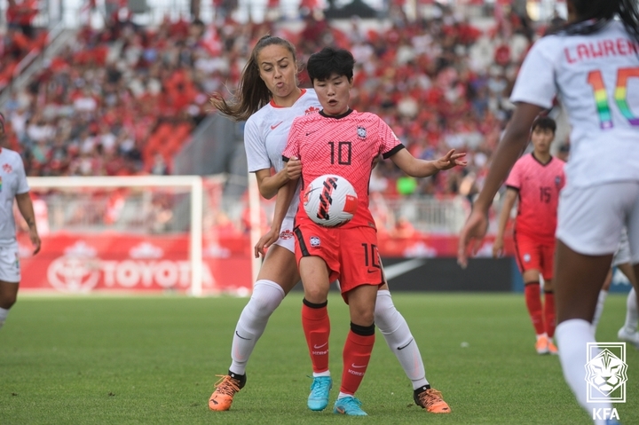 [서울=뉴시스] 박주성 기자 = 대한민국 여자축구대표팀 지소연이 27일 오전(한국시간) 캐나다 토론토 BMO 필드에서 열린 캐나다와의 친선 경기에서 상대 수비수와 볼 다툼을 하고 있다. (사진=대한축구협회 제공). 2022.06.27. photo@newsis.com *재판매 및 DB 금지