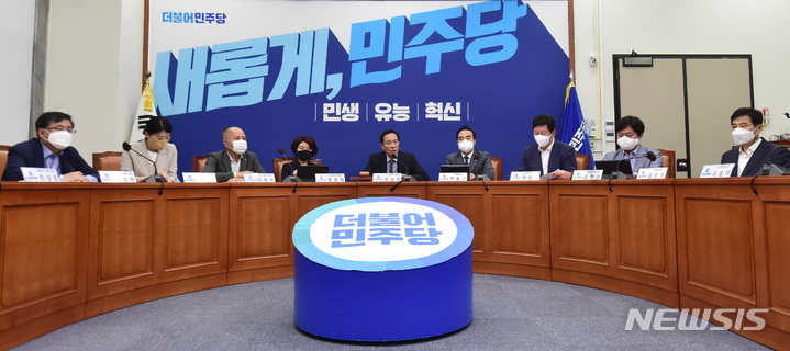 [서울=뉴시스] 전진환 기자 = 우상호 더불어민주당 비대위원장이 27일 오전 서울 여의도 국회 당 대표 회의실에서 열린 비상대책위원회의에서 발언하고 있다. 2022.06.27. amin2@newsis.com