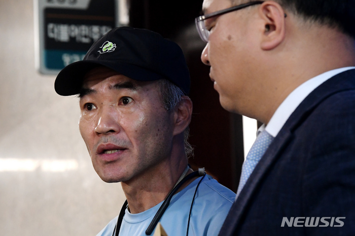 [서울=뉴시스] 최진석 기자 = 서해 피살 공무원의 형 이래진(왼쪽) 씨와 법률대리인 김기윤 변호사가 27일 오전 서울 여의도 국회 더불어민주당 대표실 앞에서 우상호 민주당 비상대책위원장과의 비공개 면담에 앞서 취재진에게 '대통령기록물 공개' 요청안을 설명하고 있다. (공동취재사진) 2022.06.27. photo@newsis.com