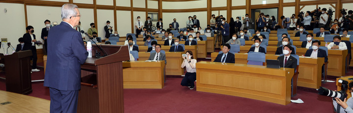 [서울=뉴시스] 전진환 기자 = 김종인 전 국민의힘 비상대책위원장이 27일 서울 여의도 국회 의원회관에서 당내 의원모임 '대한민국 미래혁신포럼'에 참석해 강연을 하고 있다. (공동취재사진) 2022.06.27. photo@newsis.com