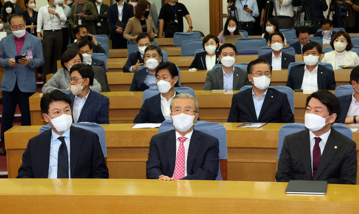 [서울=뉴시스] 전진환 기자 = 김종인 전 국민의힘 비상대책위원장이 27일 서울 여의도 국회 의원회관에서 열린 당내 의원모임 '대한민국 미래혁신포럼'에 참석해 장제원 의원, 안철수 의원과 자리하고 있다. (공동취재사진) 2022.06.27. photo@newsis.com