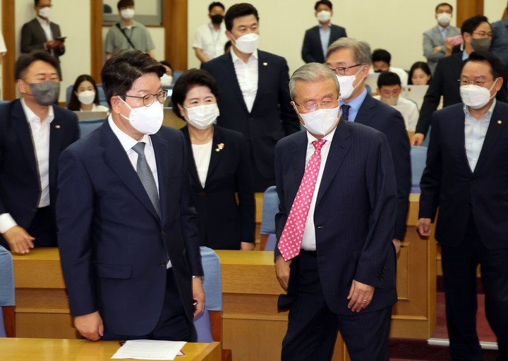 [서울=뉴시스] 전진환 기자 = 김종인 전 국민의힘 비상대책위원장이 27일 서울 여의도 국회 의원회관에서 열린 당내 의원모임 '대한민국 미래혁신포럼'에 참석하고 있다. (공동취재사진) 2022.06.27. photo@newsis.com