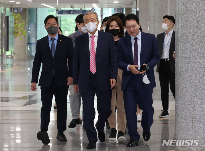 [서울=뉴시스] 전진환 기자 = 김종인 전 국민의힘 비상대책위원장이 27일 서울 여의도 국회 의원회관에서 열린 당내 의원모임 '대한민국 미래혁신포럼'에 참석하고 있다. (공동취재사진) 2022.06.27. photo@newsis.com