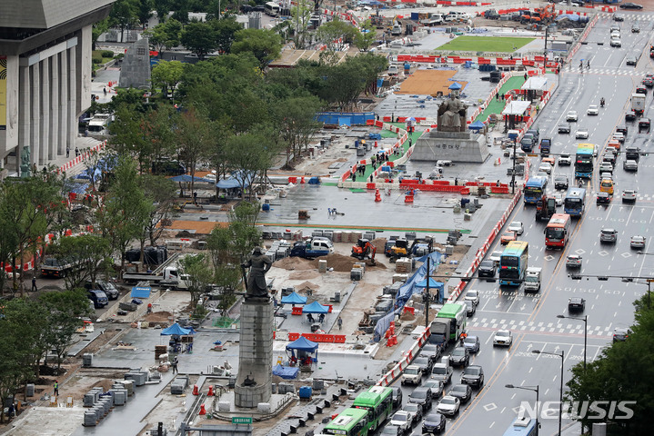 [서울=뉴시스] 서울시는 18일부터 29일까지 세종대왕 동상과 이순신 장군 동상 세척을 진행한다고 밝혔다. 사진은 지난달 27일 오후 서울 종로구 광화문광장에서 조성공사가 한창이다. (사진=뉴시스DB) photo@newsis.com