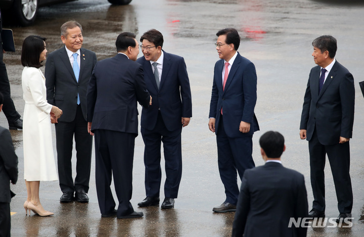 [성남=뉴시스] 전신 기자 = 나토(NATO·북대서양조약기구) 정상회의 참석차 3박5일 일정으로 스페인 마드리드를 방문하는 윤석열 대통령과 부인 김건희 여사가 27일 경기도 성남 서울공항에 도착해 이상민 행안부 장관, 권성동 국민의힘 원내대표 등과 인사를 하고 있다. 2022.06.27. photo1006@newsis.com