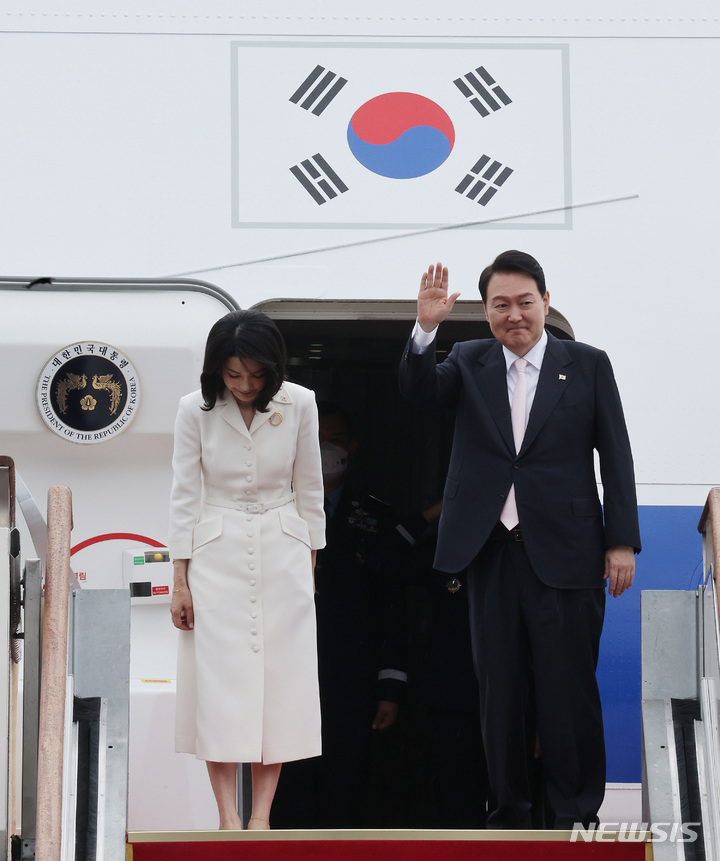 [성남=뉴시스] 홍효식 기자 = 나토(NATO·북대서양조약기구) 정상회의 참석차 스페인 마드리드를 방문하는 윤석열 대통령과 부인 김건희 여사가 27일 경기도 성남 서울공항에서 공군1호기 탑승 전 손을 흔들어 인사하고 있다. (대통령실통신사진기자단) 2022.06.27. yesphoto@newsis.com