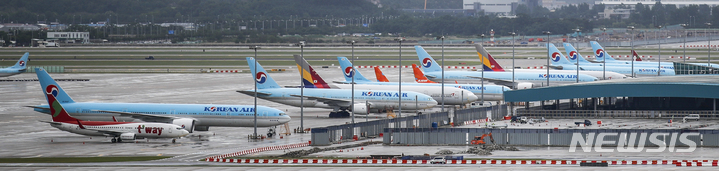 [인천공항=뉴시스] 정병혁 기자 = 27일 오후 인천국제공항 전망대에서 바라본 계류장에 항공기들이 줄지어 서 있다. 코로나19에서 벗어나 재도약을 준비하는 항공업계가 고물가, 고환율, 고금리에 다시 제동이 걸릴 분위기다. 국제항공운송협회에 따르면 이달 항공유 가격은 작년 6월보다 128.9% 상승했다. 한 달 전과 비교하면 20.8% 올랐다. 또한 러시아-우크라이나 사태 장기화로 유가가 당분간 계속 상승할 전망이어서 항공사들의 유류비 부담이 커질 것으로 보인다. 2022.06.27. jhope@newsis.com