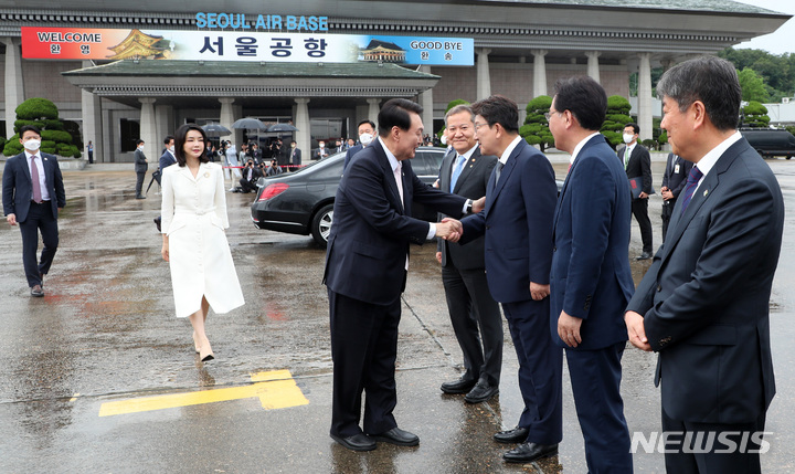 [성남=뉴시스] 홍효식 기자 = 나토(NATO·북대서양조약기구) 정상회의 참석차 스페인 마드리드를 방문하는 윤석열 대통령과 부인 김건희 여사가 27일 경기도 성남 서울공항에 도착해 환송을 나온 이상민 행안부 장관, 권성동 국민의힘 원내대표, 송언석 국민의힘 원내수석부대표, 김대기 비서실장과 인사를 하고 있다. 2022.06.27. yesphoto@newsis.com