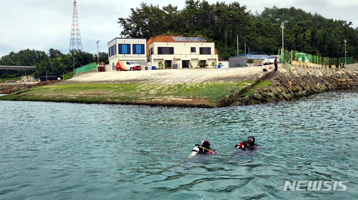 [완도=뉴시스] 전남 완도해양경찰서 수색대원들이 27일 완도군 신지면 해상에서 교외체험학습을 신청하고 실종된 광주 초등학생과 30대 부부를 찾기 위해 해상 수색을 진행하고 있다. (사진=완도해양경찰서 제공). 2022.06.27. photo@newsis.com *재판매 및 DB 금지