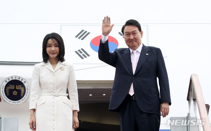 [성남=뉴시스] 홍효식 기자 = 나토(NATO·북대서양조약기구) 정상회의 참석차 스페인 마드리드를 방문하는 윤석열 대통령과 부인 김건희 여사가 27일 경기도 성남 서울공항에서 공군1호기 탑승 전 손을 흔들어 인사하고 있다. 2022.06.27. yesphoto@newsis.com