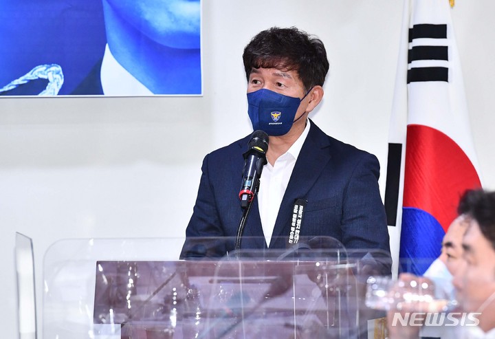 [서울=뉴시스] 고범준 기자 = 전국경찰직장협의회 회장단 대표를 지낸 민관기 청주흥덕서 직협회장이 27일 서울 여의도 국회 의원회관에서 열린 ‘경찰의 중립성·독립성 확보와 민주적 통제방안 마련을 위한 정책 토론회’에서 환영사를 하고 있다. (공동취재사진) 2022.06.27. photo@newsis.com