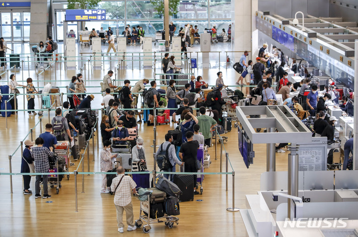 [인천공항=뉴시스] 정병혁 기자 = 지난달 27일 오후 인천국제공항 제1여객터미널 출국장을 찾은 여행객들이 탑승수속을 기다리고 있다. 2022.06.27. jhope@newsis.com