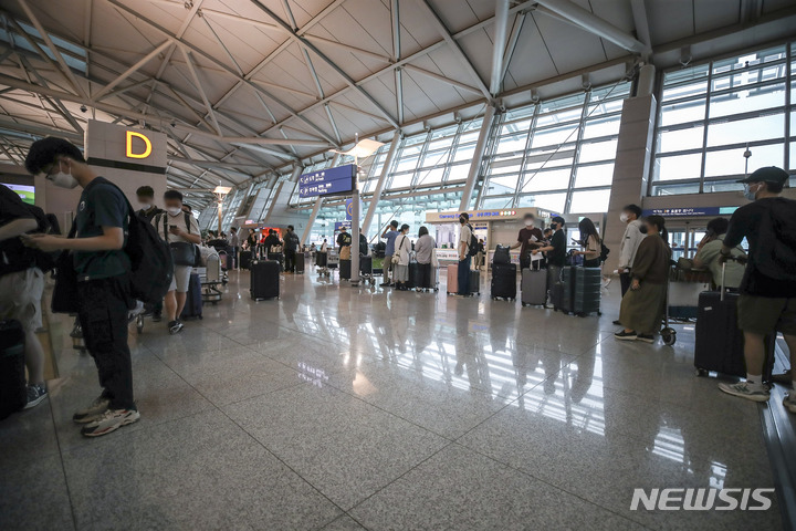 [인천공항=뉴시스] 정병혁 기자 = 27일 오후 인천국제공항 제1여객터미널 출국장을 찾은 여행객들이 탑승수속을 기다리고 있다. 저비용항공사들이 휴가철을 맞아 동남아행 항공기 증편에 나섰다. 항공업계에 따르면 현재 1인 왕복 기준 LCC의 동남아 노선 항공권은 80만원 수준으로 이는 코로나19 이전보다 약 60% 높은 수준이다. 동남아 항공권 가격이 비싸진 이유는 항공기 공급이 충분하지 않고, 국제 유가 급등으로 유류할증료가 오른 영향이라고 밝혔다. 2022.06.27. jhope@newsis.com