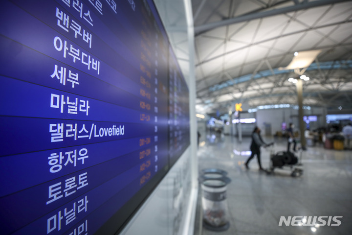 [인천공항=뉴시스] 정병혁 기자 = 지난 27일 오후 인천국제공항 제1여객터미널에 설치된 전광판에 운항정보가 나타나 있다. 저비용항공사들이 휴가철을 맞아 동남아행 항공기 증편에 나섰다. 항공업계에 따르면 현재 1인 왕복 기준 LCC의 동남아 노선 항공권은 80만원 수준으로 이는 코로나19 이전보다 약 60% 높은 수준이다. 동남아 항공권 가격이 비싸진 이유는 항공기 공급이 충분하지 않고, 국제 유가 급등으로 유류할증료가 오른 영향이라고 밝혔다.  2022.06.27. jhope@newsis.com