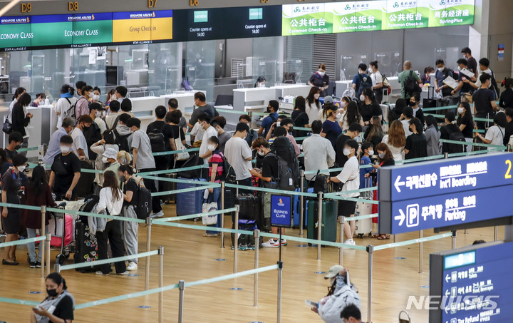 [인천공항=뉴시스] 정병혁 기자 = 27일 오후 인천국제공항 제1여객터미널 출국장을 찾은 여행객들이 탑승수속을 기다리고 있다. 저비용항공사들이 휴가철을 맞아 동남아행 항공기 증편에 나섰다. 항공업계에 따르면 현재 1인 왕복 기준 LCC의 동남아 노선 항공권은 80만원 수준으로 이는 코로나19 이전보다 약 60% 높은 수준이다. 동남아 항공권 가격이 비싸진 이유는 항공기 공급이 충분하지 않고, 국제 유가 급등으로 유류할증료가 오른 영향이라고 밝혔다.  2022.06.27. jhope@newsis.com