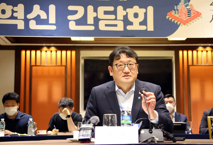 [서울=뉴시스] 권기섭 고용노동부 차관. (사진=뉴스원 제공) 2022.06.27 photo@newsis.com *재판매 및 DB 금지