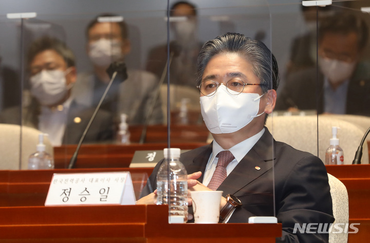 [서울=뉴시스] 정승일 한국전력공사 사장이 지난 6월27일 국회에서 국민의힘 정책의원총회에 참석, 권성동 원내대표의 발언을 듣고 있는 모습. (공동취재사진) 2022.06.27. photo@newsis.com