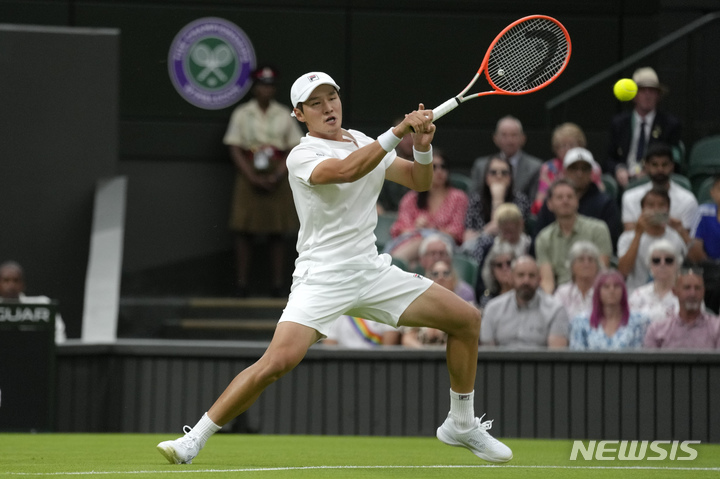 [윔블던=AP/뉴시스] 권순우(81위)가 27일(현지시간) 영국 윔블던의 올잉글랜드클럽에서 열린 윔블던 테니스대회 남자 단식 1회전 노바크 조코비치(3위·세르비아)와 경기하고 있다. 권순우는 디펜딩 챔피언 조코비치에게 세트스코어 1-3(3-6 6-3 3-6 4-6)으로 패했다. 2022.06.28.