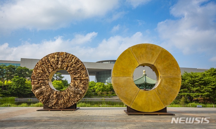 [서울=뉴시스] 국립중앙박물관은 멕시코 현대 작품 '귀중한 돌, 찰치우이테스'를 박물관 거울못 광장에 8월 28일까지 전시한다. 사진은 전시품 설치 모습. (사진=국립중앙박물관 제공) 2022.06.28. photo@newsis.com *재판매 및 DB 금지