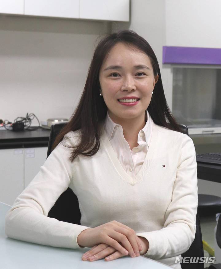 [전주=뉴시스]윤난슬 기자 = 전북대학교는 송미정 교수(지구환경과학과)가 대기오염 물질 관련 연구사업 수행을 통한 대기질 개선에 기여한 공로로 환경부 장관 표창을 받았다고 28일 밝혔다.(사진=전북대 제공)