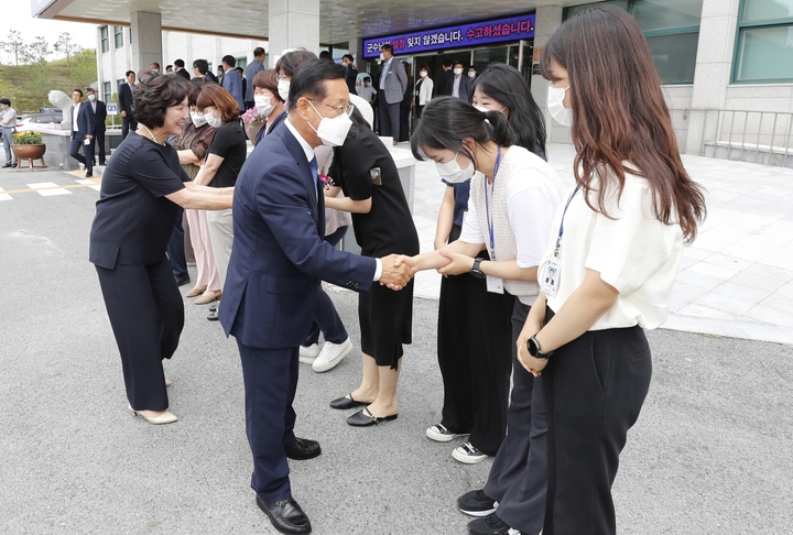 [괴산=뉴시스] 강신욱 기자 = 이차영 충북 괴산군수가 28일 괴산군청 대회의실에서 열린 44대 괴산군수 이임식을 마치고 부인 연인희씨와 청사 앞에서 직원들과 석별의 악수를 나누고 있다. (사진=괴산군 제공) 2022.06.28. photo@newsis.com *재판매 및 DB 금지