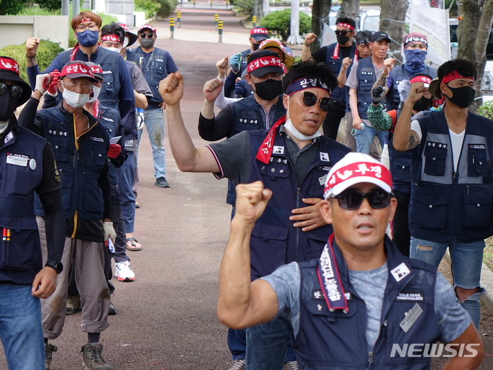 [제주=뉴시스] 오영재 기자 = 한국노동조합총연맹 전국화학노동조합연맹 전국통합연대건설노동조합 제주지부가 28일 오후 제주도청 앞에서 건설 현장 중대재해 재발 방지 강화를 요구하는 기자회견을 하고 있다.2022.06.28. oyj4343@newsis.com
