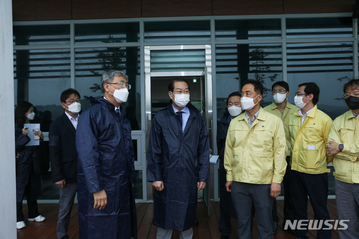 [서울=뉴시스]28일 권영세 통일부 장관이 경기 연천 임진강 수해방지 관련 시설을 방문하고 있다. (사진=통일부 제공) 2022.06.28. 