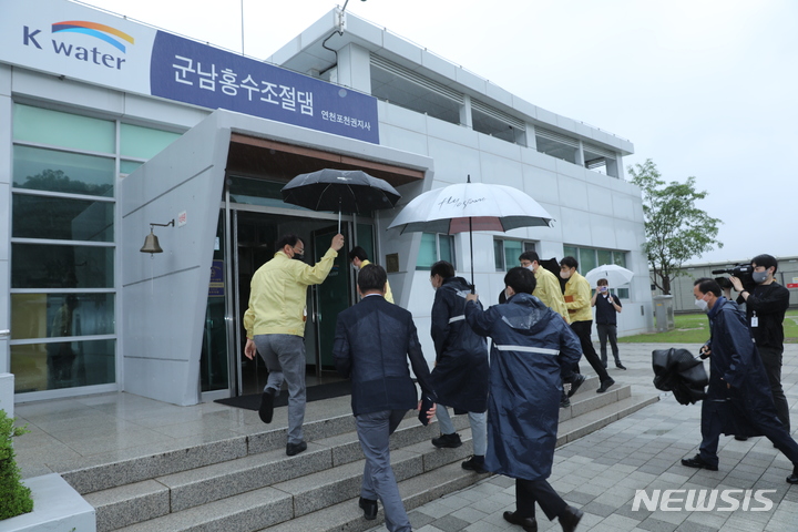 [서울=뉴시스]28일 권영세 통일부 장관이 경기 연천 임진강 수해방지 관련 시설을 방문하고 있다. (사진=통일부 제공) 2022.06.28.
