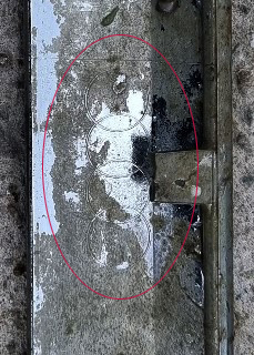 [완도=뉴시스] 신대희 기자 = 28일 오후 3시 20분께 전남 완도군 송곡항 앞바다에서 초등학생 실종 가족의 차량으로 추정되는 아우디 앞범퍼가 발견됐다. (사진=광주경찰청 제공) 2022.06.28. photo@newsis.com *재판매 및 DB 금지