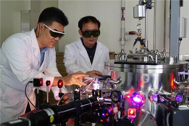 [대전=뉴시스] KRISS 극한측정연구팀 이주현(왼쪽) 책임연구원과 조용찬 선임연구원이 정전기 공중부양장치를 이용해 내열금속의 초고온 열물성을 측정하고 있다. *재판매 및 DB 금지