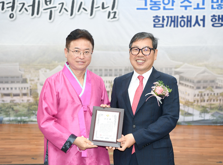 [안동=뉴시스] 28일 경북도청 화백당에서 열린 하대성 경제부지사(오른쪽) 퇴임식에서 이철우 경북지사가 하 부지사에게 공로패를 전달하고 있다. (사진=경북도 제공) 2022.06.28 *재판매 및 DB 금지