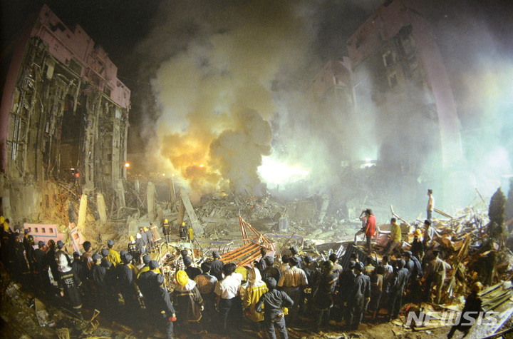 [서울=뉴시스]1995년 6월2일 붕괴한 삼풍백화점. (사진=서울시 시사편찬위원회 제공) 