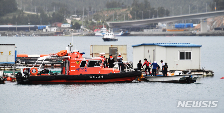 [완도=뉴시스] 이영주 기자 = 28일 오후 전남 완도군 신지면 송곡선착장 인근 실종 차량이 잠겨있는 것으로 추정되는 가두리 양식장에 해경 잠수부 선박이 정박해있다. 2022.06.28. leeyj2578@newsis.com