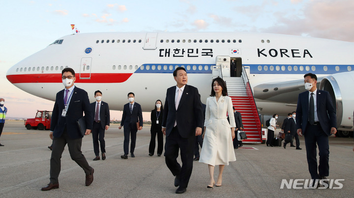 [마드리드=뉴시스] 전신 기자 = 윤석열 대통령과 부인 김건희 여사가 27일(현지시간) 마드리드 바라하스 국제공항에 도착해 도보로 이동하고 있다. 2022.06.28. photo1006@newsis.com