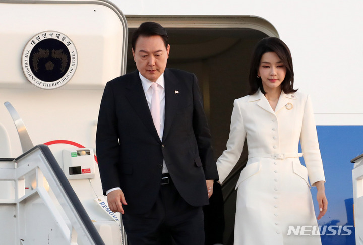 [마드리드=뉴시스] 윤석열 대통령과 부인 김건희 여사가 27일(현지시간) 마드리드 바라하스 국제공항에 도착해 트랩을 내려오고 있다. *기사 본문과는 무관한 사진. 2022.06.28. 